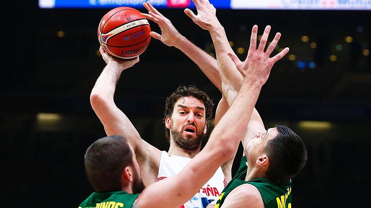 Pau Gasol behält gegen Jonas Valanciunas (links) and Jonas Maciulis den Durchblick und findet einen Mitspieler. Foto: Voan Valat