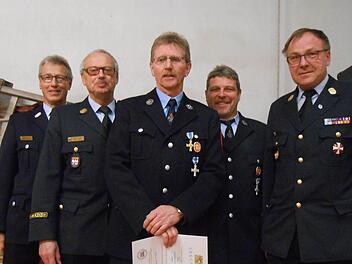 Staatliche Ehrung Sulzthal: KBM Klaus Wüscher, KBI Peter Sell, Joachim Eyrich, Kommandant Dieter Halbig, KBR Benno Metz. Foto: Doris Bauer