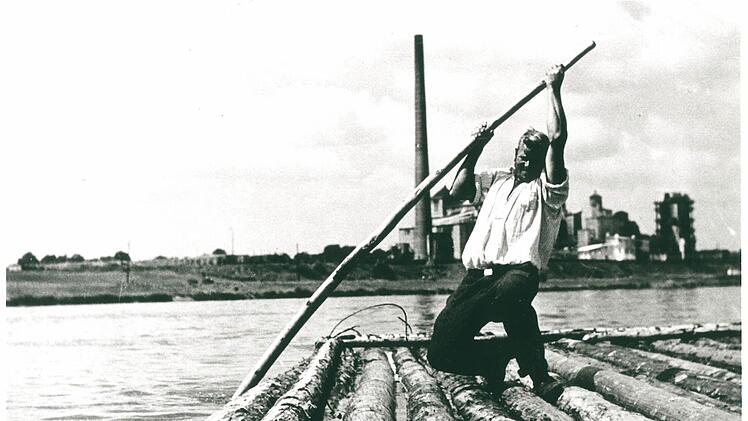 Das Bild eines Schweizer Fotografen aus dem Jahr 1928 - aufgenommen auf dem Main - zeigt die ganze Kraft, die man zum Flößen brauchte.  Foto: Archiv Stadt Wallenfels