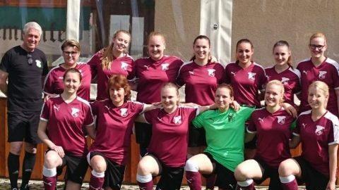 Nach der Gründung im Vorjahr spielten die Damen des SV Gemeinfeld eine recht beachtenswerte Saison mit Platz acht, stehend v.l.: Trainer Reinhold Klein, Jule Schütz, Celine Schlager, Lea Schmitt,Viriane Schmitt, Lea Klein, Celina Klein, Katharina Schmidt, Co Trainer Daniel Velte, knieend v.l.: Tanja Kroiß, Marina Müller, Michelle Reichart, Michelle Brejlik, Luisa Hink, Lydia Gard. Es fehlen: Selina Kostial, Nicole Olgunelma, Michelle Pfeuffer.