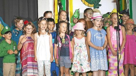 Ganz bei der Sache war der Kinderchor, als er die "Nachrichten vom Baggersee" musikalisch zu Gehör brachte.