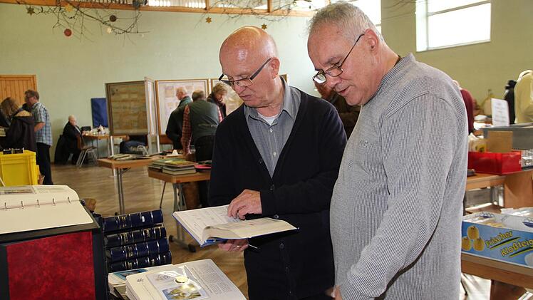 Sammler fachsimpelten über Briefmarken.Geda Völk