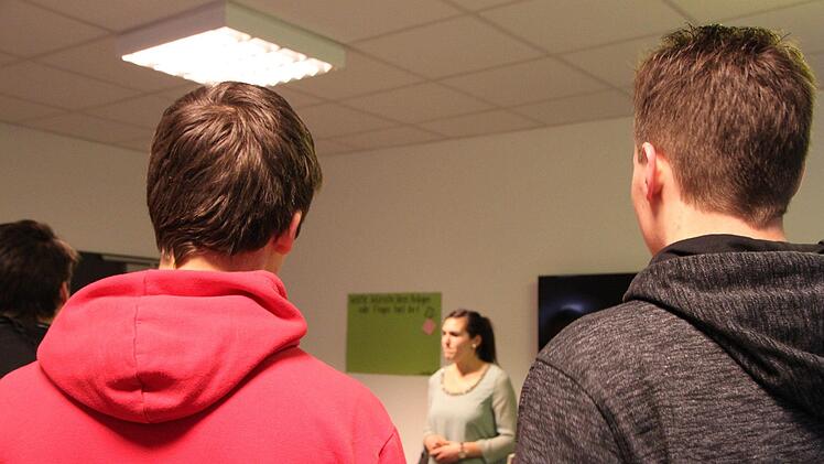 Hier begrüßt Ulrike Abersfelder (im Hintergrund) die Jugendlichen. Foto: Ulrike Müller