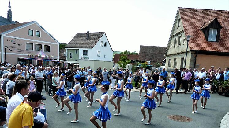 Die Majoretten aus der Partnerstadt Kynsperk sind schon seit Jahren Stammgäste des Straßenfestes. Foto: Werner Reißaus