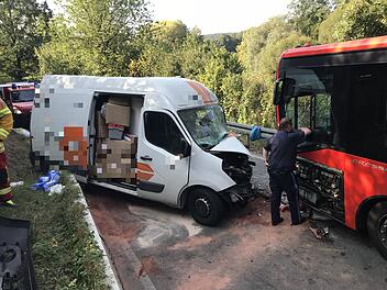 Lieferwagen kollidiert frontal mit Linienbus