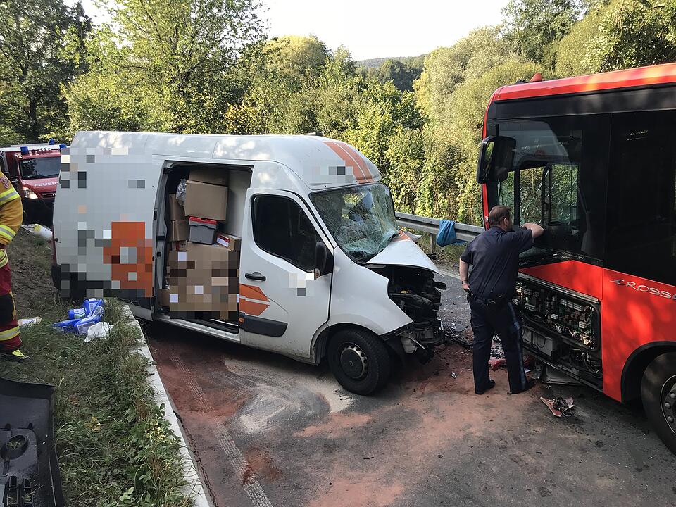 Lieferwagen kollidiert frontal mit Linienbus