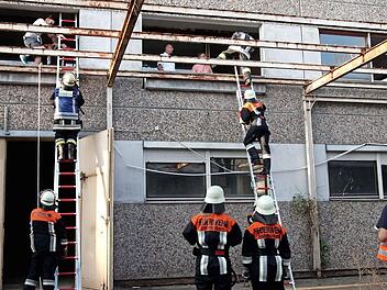 Der Fluchtweg über das Treppenhaus war durch den Rauch versperrt - die Personen mussten über Leitern gerettet werden.  Fotos: Richard Sänger