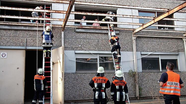 Der Fluchtweg über das Treppenhaus war durch den Rauch versperrt - die Personen mussten über Leitern gerettet werden.  Fotos: Richard Sänger