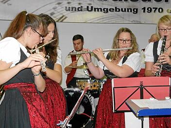 "Fl&ouml;te und Holz" werden bei den Kraisdorfern ausschlie&szlig;lich von feschen M&auml;dchen besetzt.Klemens Albert