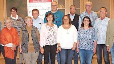 Landrat Christian Meißner (rechts), Bürgermeister Andreas Hügerich (links) und die stellvertretende BRK-Kreisvorsitzende Rosemarie Göhring (Zweite von links) überreichten den 50- und 75-maligen Blutspendern eine Urkunde, ein Ehrenzeichen und ein Geschenk.