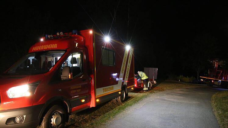 Badeunfall in Hof (Oberfranken)? Ein Gro&szlig;aufgebot suchte in der Nacht auf Donnerstag den Untreusee ab. Dann stellte sich heraus: Ein 56-j&auml;hriger Mann hatte gelogen. Foto: NEWS5 / Fricke