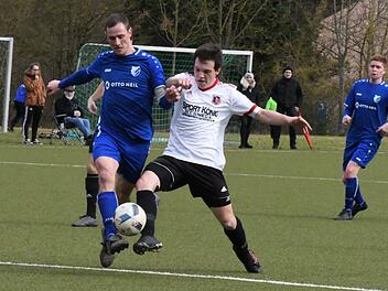 Duell auf Fußhöhe: Christian Heilmann vom FC 06 Bad Kissingen (links) und Fuchsstadts vom TSV Karlburg gekommener Neuzugang Marcel Frank. Foto: Hopf