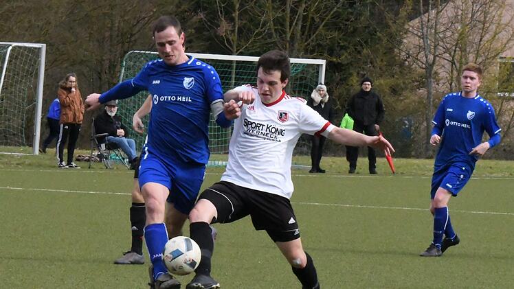 Duell auf Fußhöhe: Christian Heilmann vom FC 06 Bad Kissingen (links) und Fuchsstadts vom TSV Karlburg gekommener Neuzugang Marcel Frank. Foto: Hopf