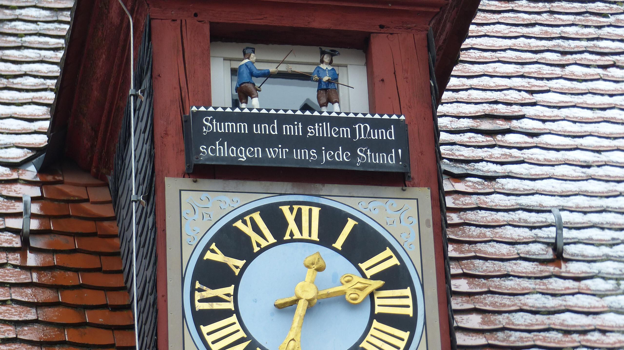 Altes Glockenspiel RathausUhr zeigt mehr als nur die Uhrzeit