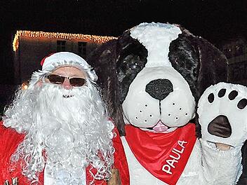 Der Nikolaus und Maskottchen Paula begeisterten die Kinder auf dem Marktplatz in Hofheim.