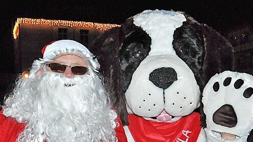 Der Nikolaus und Maskottchen Paula begeisterten die Kinder auf dem Marktplatz in Hofheim.