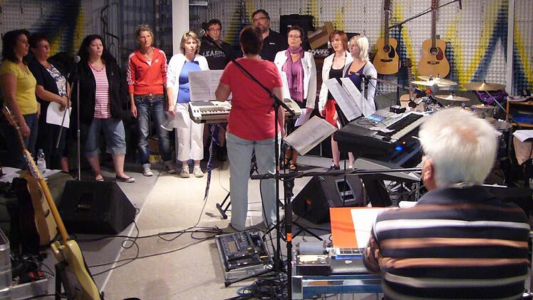 Der Chor La Musica übt ganz aktuell  schon mit den Four Roses: Zum Geburtstag des Countryfestes singen die Sänger zwei Gospellieder mit Begleitung.