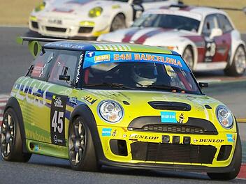 Der Mini von Steven Fürsch beim 24-Stunden-Rennen 2012 in Barcelona, wo das Team am Ende den 7. Platz belegte. Fotos: privat