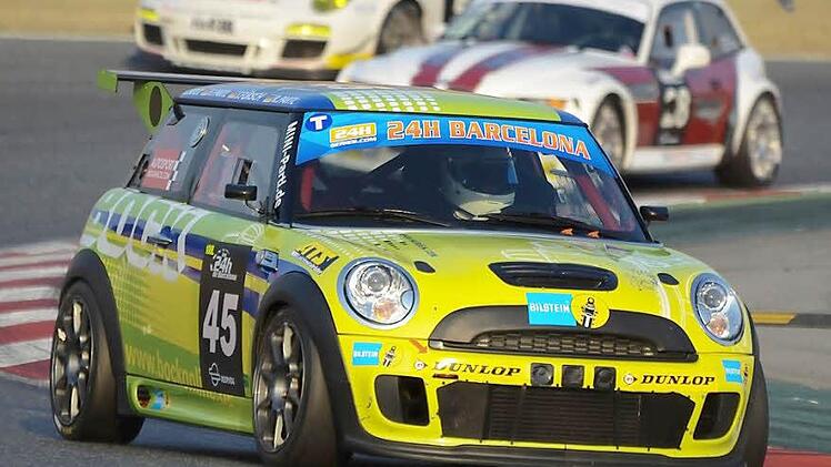 Der Mini von Steven Fürsch beim 24-Stunden-Rennen 2012 in Barcelona, wo das Team am Ende den 7. Platz belegte. Fotos: privat