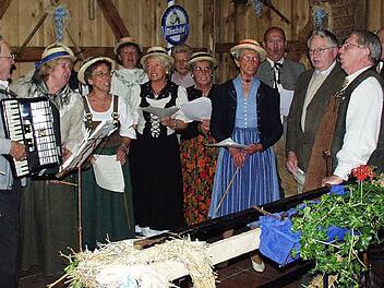 Weil die Zahl der Aktiven nicht mehr ausreicht, muss der Gesangverein Wirsberg vorerst den Betrieb einstellen. Unser Bild entstand bei einem früheren Auftritt der Sing- und Spielgruppe. Foto: BR/Archiv