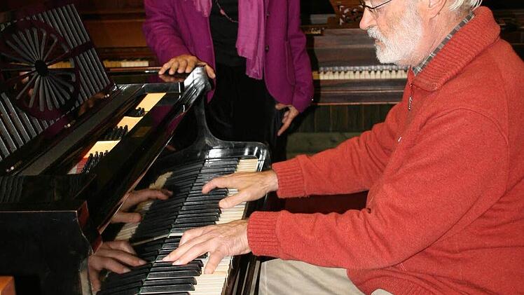 Auch künftig spielt die Musik für Werner Rosenberger eine große Rolle, er gibt weiterhin Unterricht. Seine Frau Paula wird sich verstärkt der Malerei widmen Foto: Daniela Röllinger