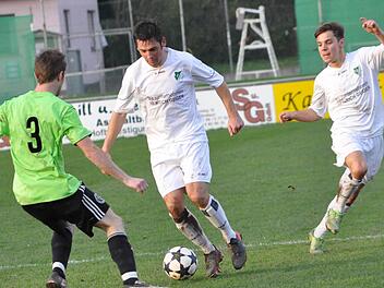 Die Landesliga-Mannschaft des SV Friesen besteht heuer mehr denn je aus einer Mischung aus Routiniers wie Frank Fugmann und vielversprechenden Talenten wie Elias Köcher (rechts). Foto: Herbert Kalb