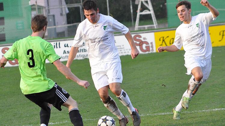 Die Landesliga-Mannschaft des SV Friesen besteht heuer mehr denn je aus einer Mischung aus Routiniers wie Frank Fugmann und vielversprechenden Talenten wie Elias Köcher (rechts). Foto: Herbert Kalb