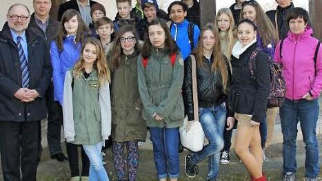 Die Schüler aus Prag mit ihren Lehrkräften und Bürgermeister.