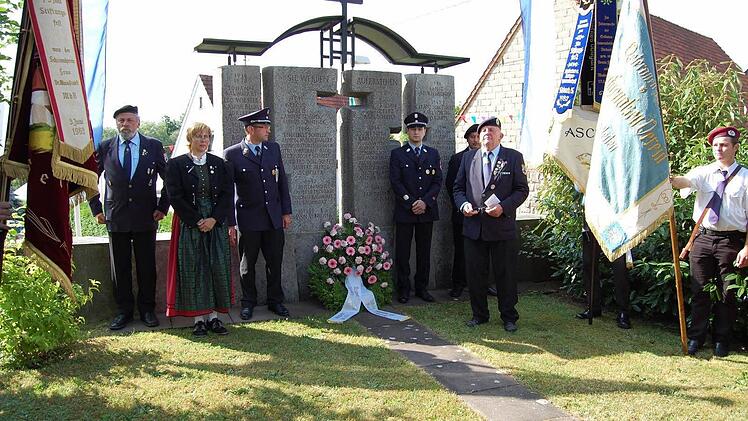 Am Ehrenmal legten die Vorsitzenden Andrea Koch und Gerhard Heilmann einen Kranz zum Gedenken an die verstorbenen Kameraden und Mitglieder nieder. Foto: Günther Straub