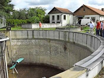 Die Rührwerke (ganz links) in den drei Klärbecken mussten wegen Bruchgefahr erneuert werden.  Fotos: Gerhard Schmidt
