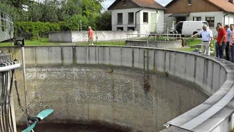 Die Rührwerke (ganz links) in den drei Klärbecken mussten wegen Bruchgefahr erneuert werden.  Fotos: Gerhard Schmidt