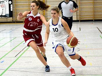 Die hochtalentierte Jana-Sophie Distler (rechts) steht den Shorthorns nicht mehr zur Verfügung, geht stattdessen in der Jugend-Bundesliga für Bamberg auf Korbjagd. Foto: Archiv