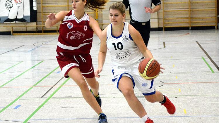 Die hochtalentierte Jana-Sophie Distler (rechts) steht den Shorthorns nicht mehr zur Verfügung, geht stattdessen in der Jugend-Bundesliga für Bamberg auf Korbjagd. Foto: Archiv