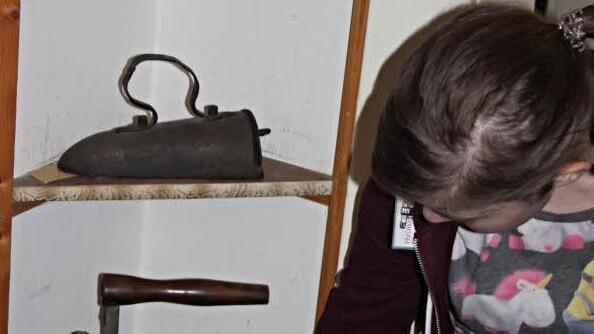 Die Wirkungsweise alter Bügeleisen in verschiedenen Ausführungen erläuterte Celina Kaiser bei der Führung "Land- und Hauswirtschaft" im Heimatmuseum.  Foto: Helmut Will