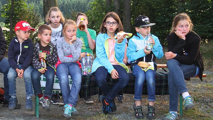 Gespannt verfolgten die kleinen Besucher die Erzählungen. Foto: Sonja Adam