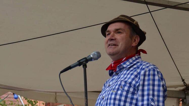 Die Stimmung beim Marktfest war sehr gut, auch wegen Fredi Breunig. Der bekannte Kabarettist analysierte den demografischen Wandel und traute sich sogar, Bad Kissingen als Wartezimmer des Himmels zu bezeichnen. Foto: Kathrin Kupka-Hahn