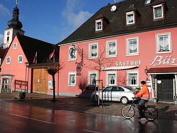 Der Gasthof Bär prägt das Ortsbild von Mühlhausen.  Foto: Evi Seeger