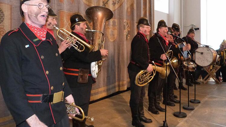 Die "Altneihauser Feierwehrkapell`n" mit Kommandant Robert Neugirg (links)