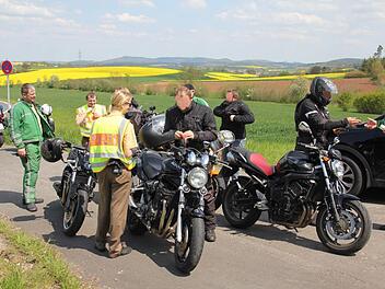 Gleich vier Motorradfahrer in der Kontrollstelle, wo ihre Papiere und ihre Fahrzeuge überprüft werden. Foto: Helmut Will