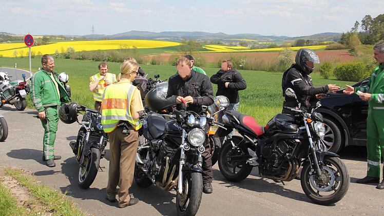 Gleich vier Motorradfahrer in der Kontrollstelle, wo ihre Papiere und ihre Fahrzeuge überprüft werden. Foto: Helmut Will
