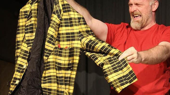 Verwandlung eines Schauspielers: Markus Veith packt schrille Klamotten aus und verwandelt sich auf der Bühne des Staffelsteiner Brückentheaters in Erasmus, Eulenspiegels Enkel. Foto: Gerda Völk