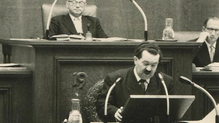 Georg Hagen ist von 1946 bis zu seinem Tod 1. Vizepr&auml;sident des Bayerischen Landtags. Das Foto zeigt ihn auf dem Vorsitzenden-Stuhl.