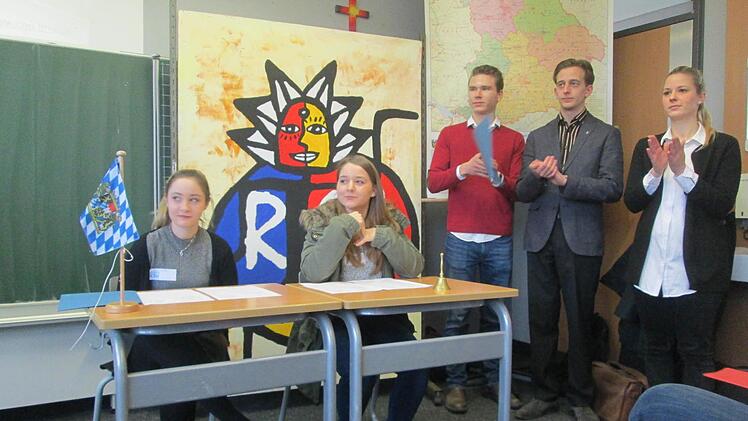 Das Team von CAP sowie die beiden j&uuml;ngsten Abgeordneten folgen der Vorstellung der Parlamentarier. Foto: Thomas Hauptmann