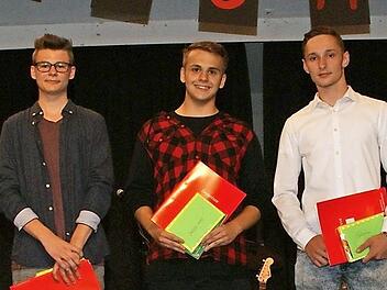 Die besten Abschlüsse der Mittelschule Zeil-Sand wurden mit Preisen belohnt. Absoluter "Abräumer" war Luca Holldorf (Mitte) mit den besten Leistungen in Mathematik, Englisch, PCB und katholischer Religion. Weitere Preise gingen an Alicia Pflugbeil, Mirco Haderlein, Sebastian Brückner, Maximilian Kober (ab Zweiter von links). Ihnen gratulierten Konrektorin Andrea Karl (links) und Rektor Wolfgang Grader (rechts).  Foto: sw