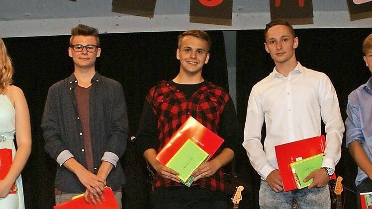 Die besten Abschlüsse der Mittelschule Zeil-Sand wurden mit Preisen belohnt. Absoluter "Abräumer" war Luca Holldorf (Mitte) mit den besten Leistungen in Mathematik, Englisch, PCB und katholischer Religion. Weitere Preise gingen an Alicia Pflugbeil, Mirco Haderlein, Sebastian Brückner, Maximilian Kober (ab Zweiter von links). Ihnen gratulierten Konrektorin Andrea Karl (links) und Rektor Wolfgang Grader (rechts).  Foto: sw