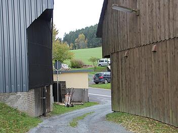 Im Falle eines Brandes beispielsweise im Wanderheim  müssen die Feuerwehren diese Engstelle passieren. Das sorgt für Diskussionen.Fotos: Veronika Schadeck