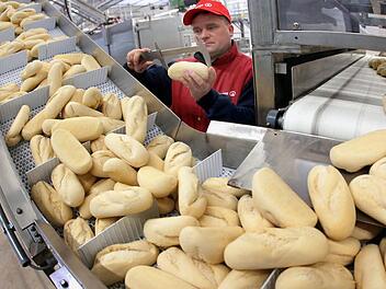Die neue Kontrollbehörde für Lebensmittelsicherheit und Veterinärwesen überwacht bayernweit rund 600 überregionale Herstellerbetriebe. Auch Großbäckereien werden kontrolliert. Symbolbild: dpa