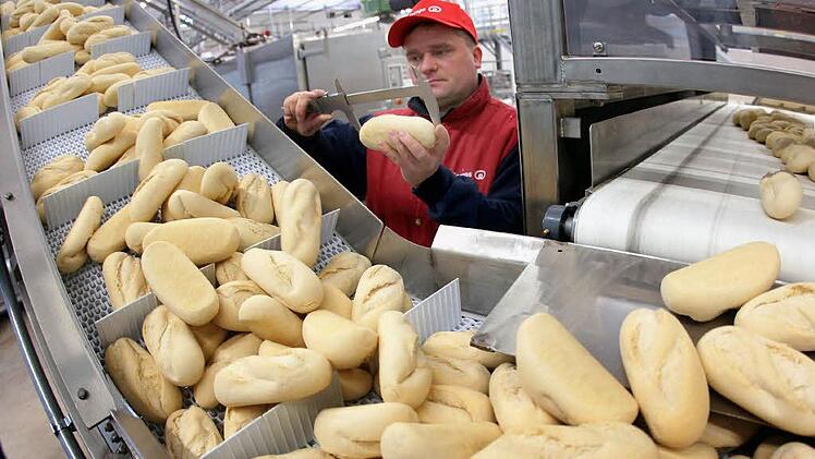 Die neue Kontrollbehörde für Lebensmittelsicherheit und Veterinärwesen überwacht bayernweit rund 600 überregionale Herstellerbetriebe. Auch Großbäckereien werden kontrolliert. Symbolbild: dpa