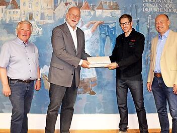 Marketing Director Christian Weiß (Zweiter von rechts) überreichte ein "Special Agreement" des Konzerns an den Vorsitzenden des Fördervereins des Levi-Strauss-Museums, Christoph Gatz. Links Erich Werner, Zweiter Vorsitzender des Fördervereins, und rechts Buttenheims Bürgermeister Michael Karmann Foto: Andrea Spörlein