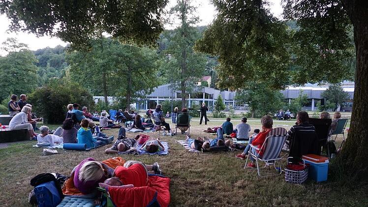 Mit Kissen, Decken und Campingstühlen waren die Poesie-Fans im Georgi-Kurpark angerückt. Foto: Marion Eckert